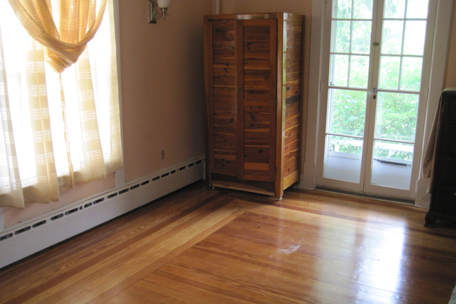 available room with balcony - Share a beautiful house in Willimantic
