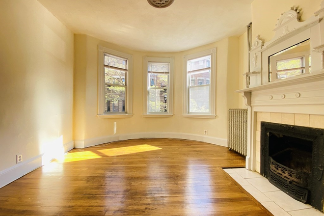 living - LOCATION!! BEAUTIFUL 1 BED WITH HEAT/HOT WATER INCLUDED, AVAIL 9/1/26!! Apartments