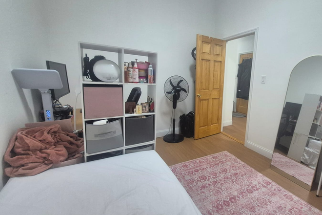 Room - Subletting Room for Girl Apartments