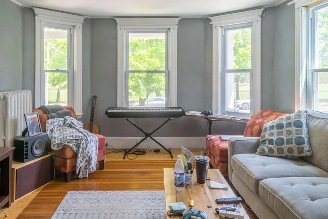 living room - 08/01 TUFTS UNIVERSITY! 3 Bed Next to GYM and Alumini Field! Walk To Green Line