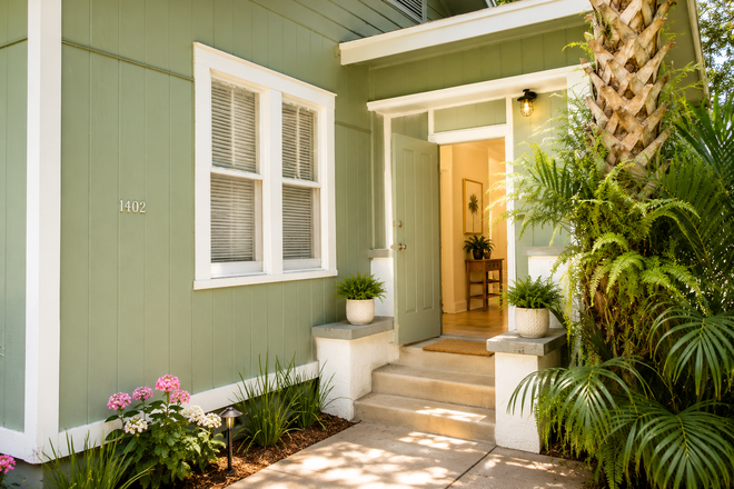 front porch - Charming 3 bed 2 bath close to UF campus