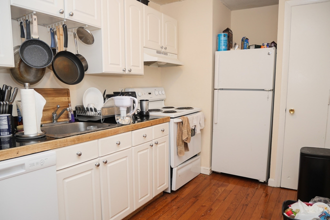 Kitchen - 3 Bed SECONDS away from Campus!!