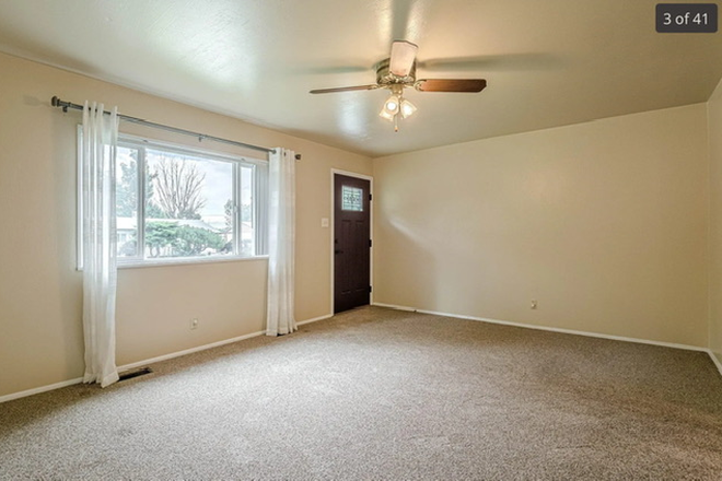 Living room - 25 min walk to campus House