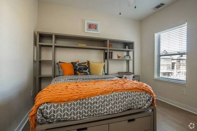 Bedroom - Student Apartment 5 minutes away from Campus (Shuttle Bus Accessible)