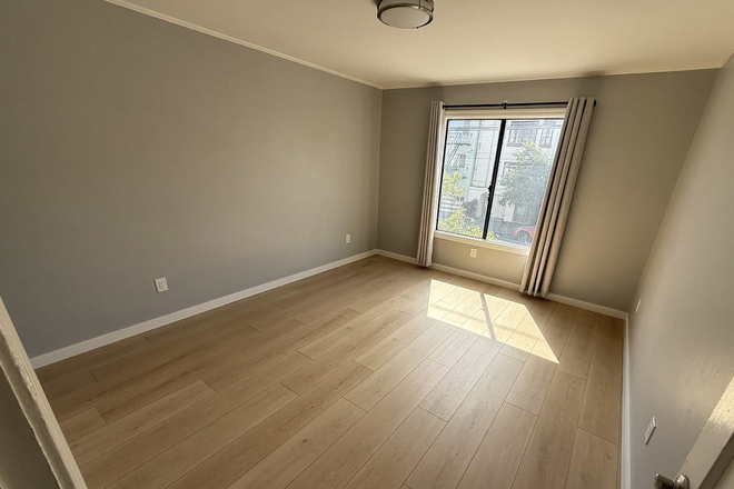 Bedroom - Large Private Bedroom for Rent in Shared House