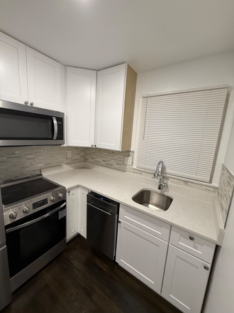 Corner kitchen - Renovated full kitchen studio apartment near trader- 8 minutes drive to UMD - free parking also n