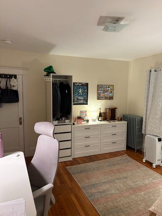 Bedroom - LARGE SINGLE BEDROOM -- 40 Kirkwood Rd -- 5 bedroom house, yard and porch -- undergrad girls!