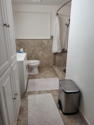 bathroom - Furnished room in elegant home near UCI