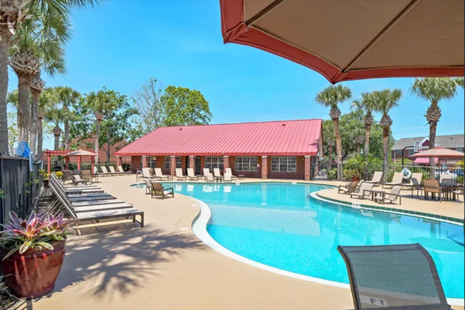 pool area - Campus Crossings on Alafaya