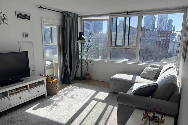 South Facing Views of Downtown and Lake Ontario - Furnished 2 bedroom / 2 Bathroom / 2 Den; in-unit Laundry, South Facing / Pool & Gym