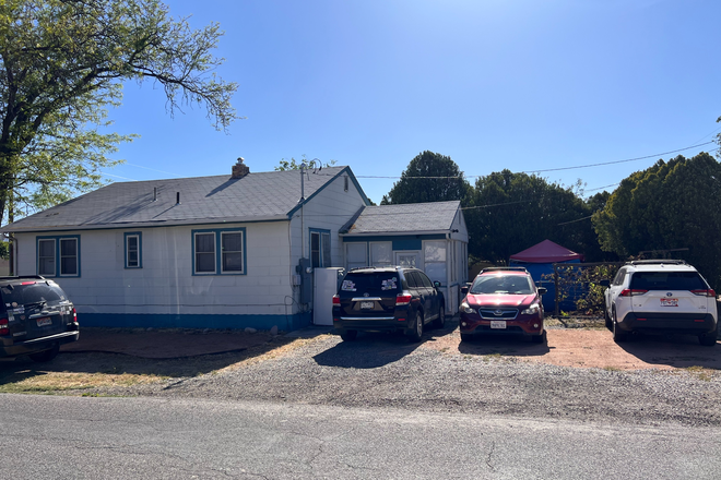 Outside View and Parking - 5 Bedroom House Very Close to Campus