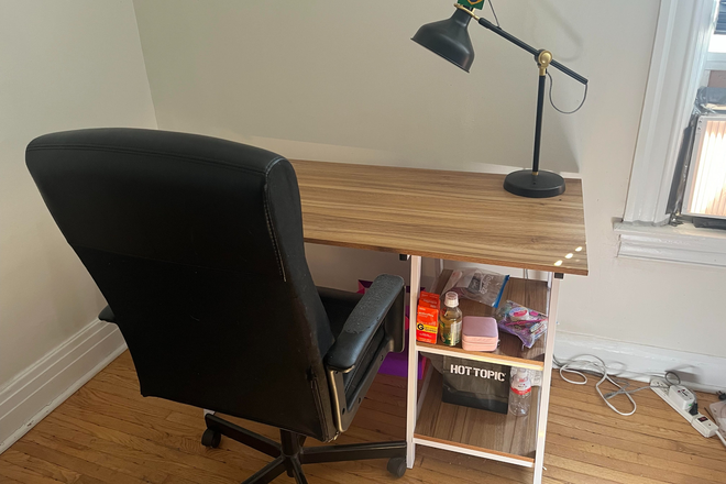 Office desk and office chair - Lovely room for rent House
