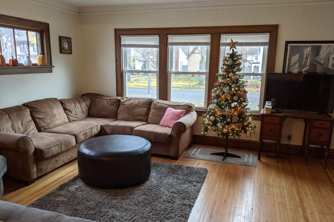 Living Room - 2173 St Clair - Fabulous 4 Bedroom - Close to South Campus Duplex