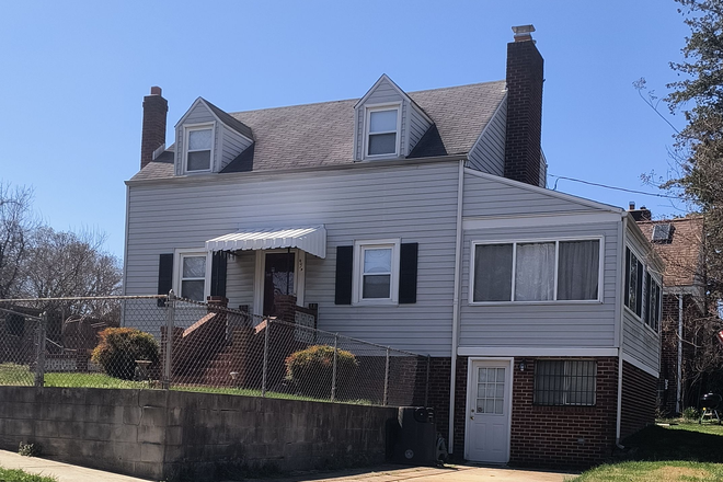 Exterior Front Entrance (from Street) - HOUSE-Charming 3 Br 2 Bath Cape Cod close to UMD Shuttle and Metro stops!