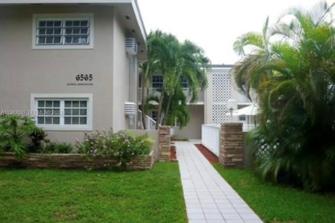 Outside street view - Beautiful and spacious 1-bedroom, 1-bathroom apartment ideally located in the heart of Coral Gables