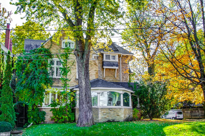 Heritage Building - 1 Furnished Bedroom in a Heritage Home in a 2 bedrooms Apartment in Rosedale (Sublet/Shared Housing)