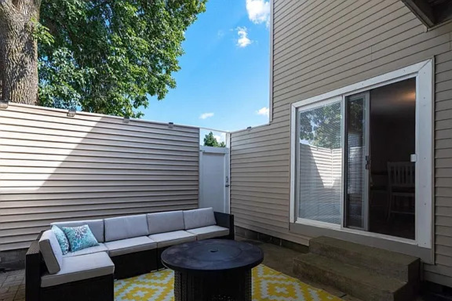 Outside Chill-Out Spot - House-Like Condo Close to Campus