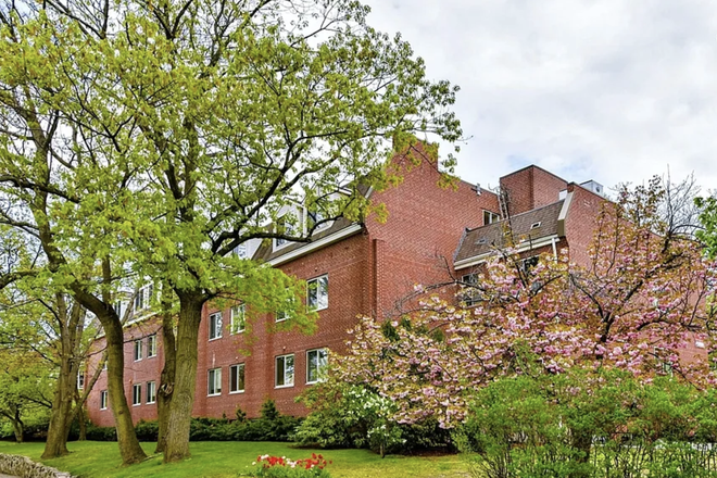 outside the building - Private room and private en-suite bathroom available in beautiful JP with views of Jamaica Pond