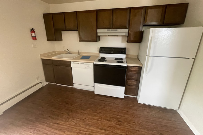 3 - AVAILABLE 6/5: 3592 Nottingham Ct #3 Apartments
