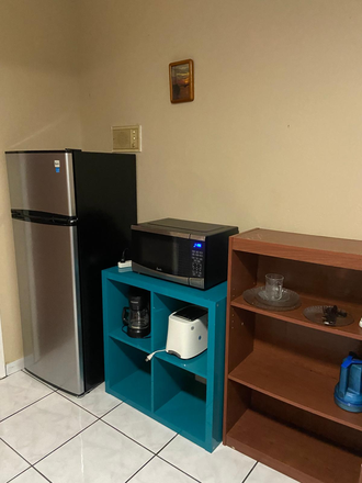 small appliances - Room in family home - Quiet, Cozy & Bike‑Friendly (UM Students Only)