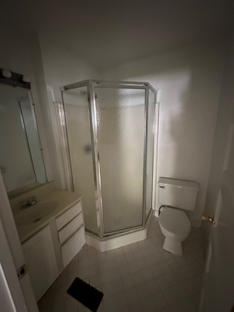 Bathroom #1 - 3 bed, 2 bath, BEST LOCATION for XU/UC living Duplex