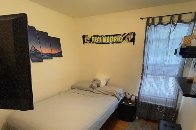 Bedroom - Walking distance to bus stop and 15 minutes' drive to UConn, Two rooms available $570 per room Apartments