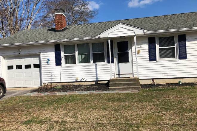 Front of House - Available for a group of 3! Beautiful 3 bedroom in South Kingstown! House