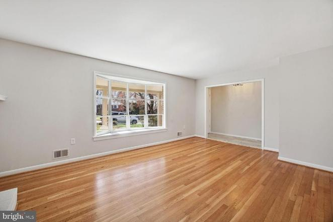 Living Room - Beautiful 5 Bedroom 3 Bath Renovated Home with Walkout Basement