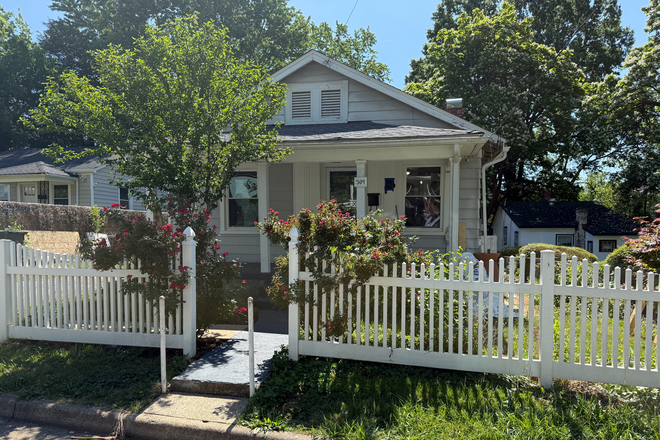 Welcome to our city cottage. - Close to UVA, Dairy Building and UVA Hospital.