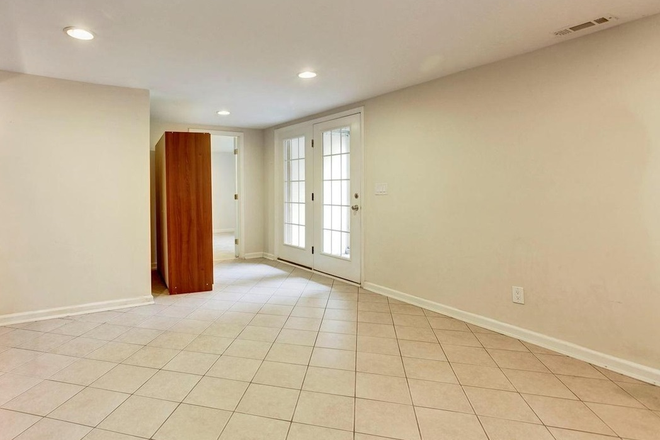 Bright entrance to main living room - Bright 2-BR, all Utilities incl, parking, private laundry, quiet neighborhood, close to UMD, Garden House