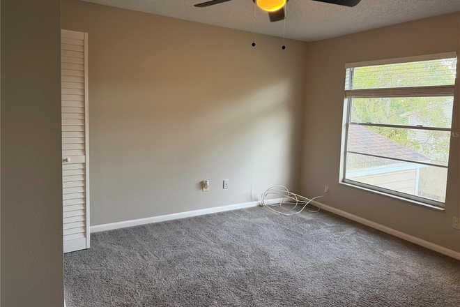 Bedroom - 4BD 1.5 Bath townhome - Assigned Parking - Lake Forest Neighbourhood - recent renovation