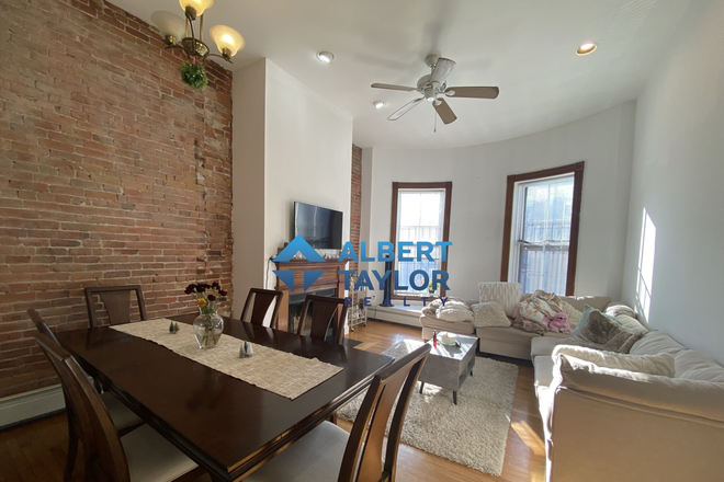 Living Area - 4 Bed 5 minutes from campus!! Tour today!!