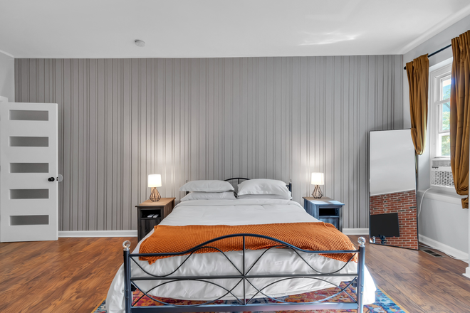 Queen-sized bed - All utilities included! Hopkin's Hideaway 3 - close to Fells Point & Inner Harbor Triplex