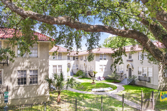 YOU CAN LIVE HERE! - Superb Studio AVAILABLE NOW!