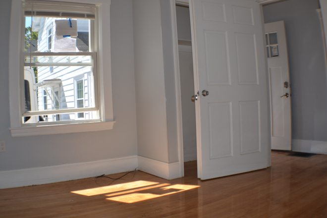 Bedroom - Nice 2 bedrooms 2 bathrooms school bus to Brandeis Univ and Bently Univ Duplex