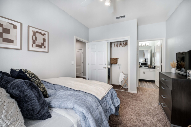 Bedroom - Lodge on the Trail Apartments