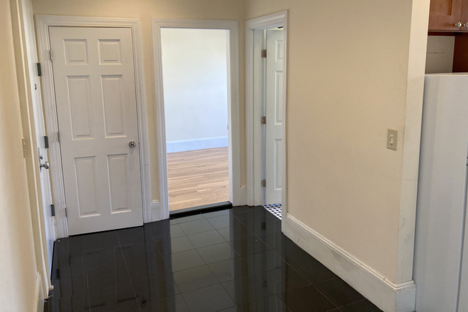 . - BEAUTIFUL 3 Bedroom 1 BA on Hemenway St Avail 9/1 Apartments