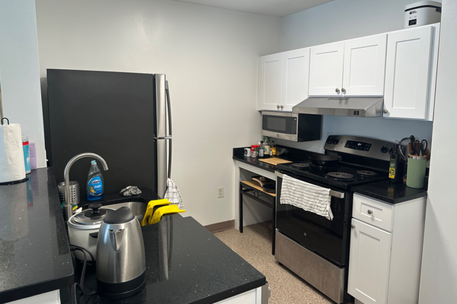Kitchen - South Campus Commons 2 Apartments