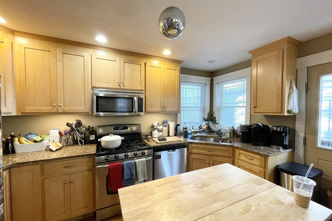 living - BEAUTIFUL 4 BED/3.5 BATH WITH IN-UNIT LAUNDRY, AVAIL 9/1/26!!