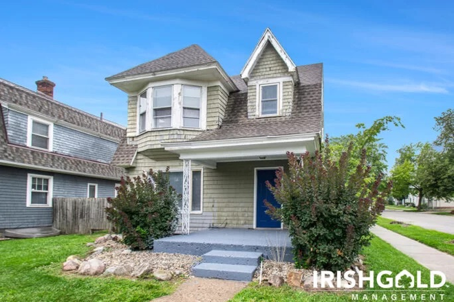Exterior - House - 10 min away from ND