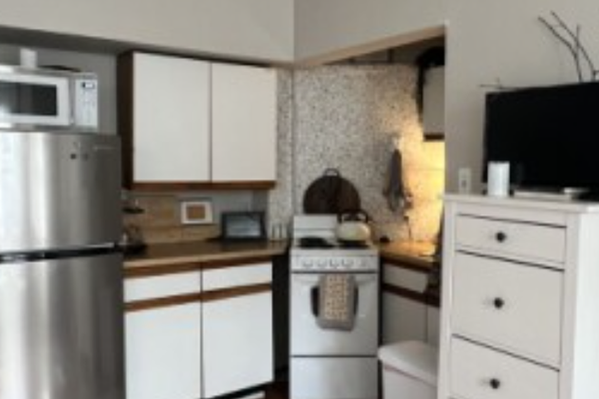 living - LOCATION!! GREAT STUDIO WITH HEAT/HOT WATER INCLUDED! NO BROKER FEE! 9/1/26!