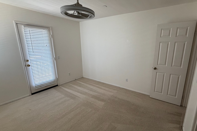 Bedroom with Balcony access - REDINGTON 5 BEDROOM 3 BATHROOM Modern home with Balcony- Walk/Bike/Scooter to Campus!