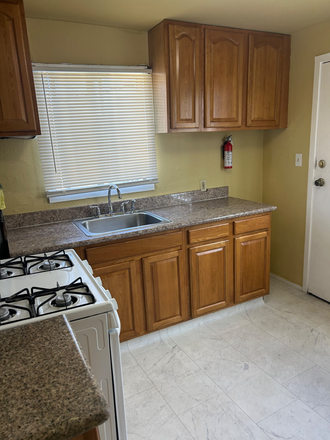 - SUNNY UPPER UNIT/BART/NORTH OAKLAND/EMERYVILLE/UC BERKELEY