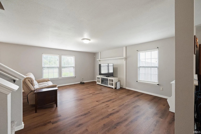 Living Room - Two-story single home, within 10 minutes from campus