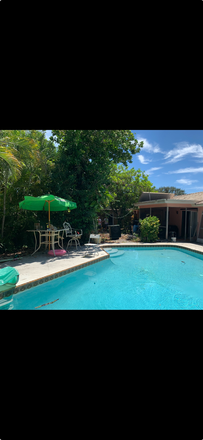 Pool - Looking for other college students to live with in this House. Walk to School