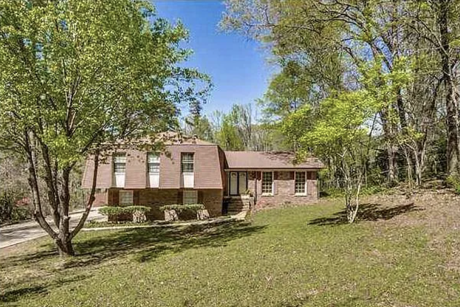 House - Spacious 4-Bedroom, 2.5-Bath House for Rent
