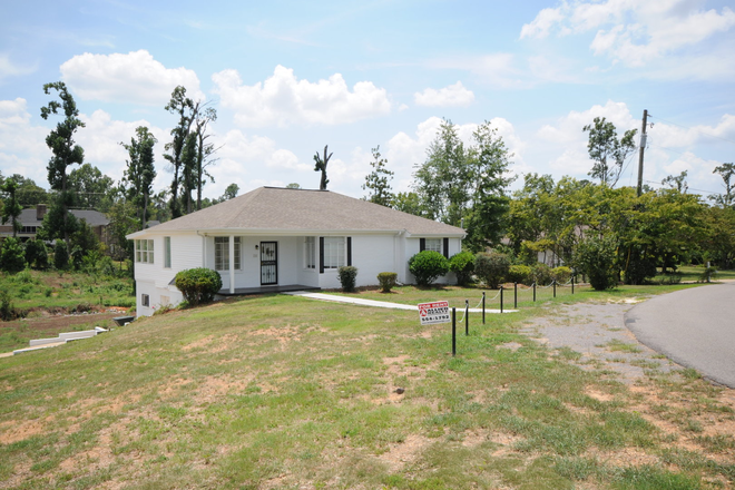- 16 Windsor Dr- 4 bed 2 bath with BONUS ROOM