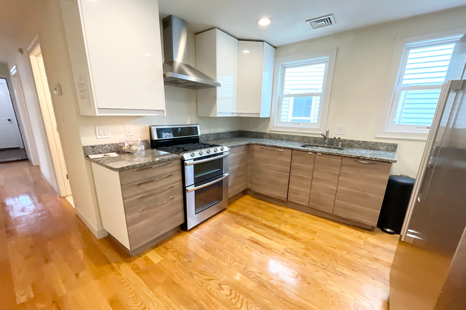 Kitchen - 7 Sudan – Gorgeous Renovated Apartment with Private Deck & In-Unit Laundry