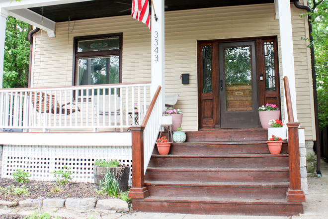 Front porch, perfect for coffee & reading! - The Clay Nest, Furnished Room in Clifton House