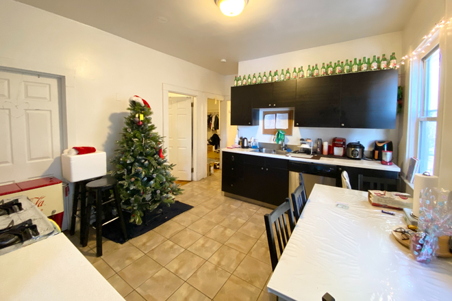 1 - SEPT 2026 | Mission Hill 3 Bed | Duplex | Renovated Kitchen & Bath | Pet Friendly! | No Broker Fees!
